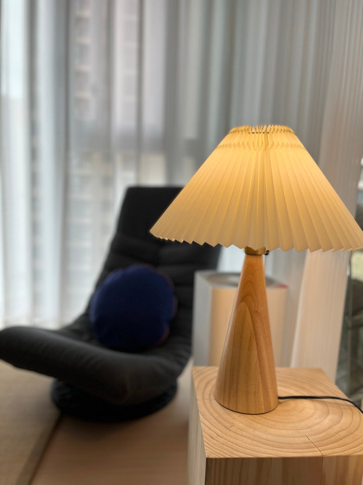 Træ- og Metalbordlampe med Plisseret Linnedskærm i Antikguld