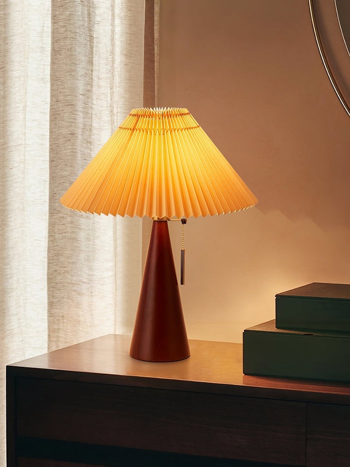 Træ- og Metalbordlampe med Plisseret Linnedskærm i Antikguld