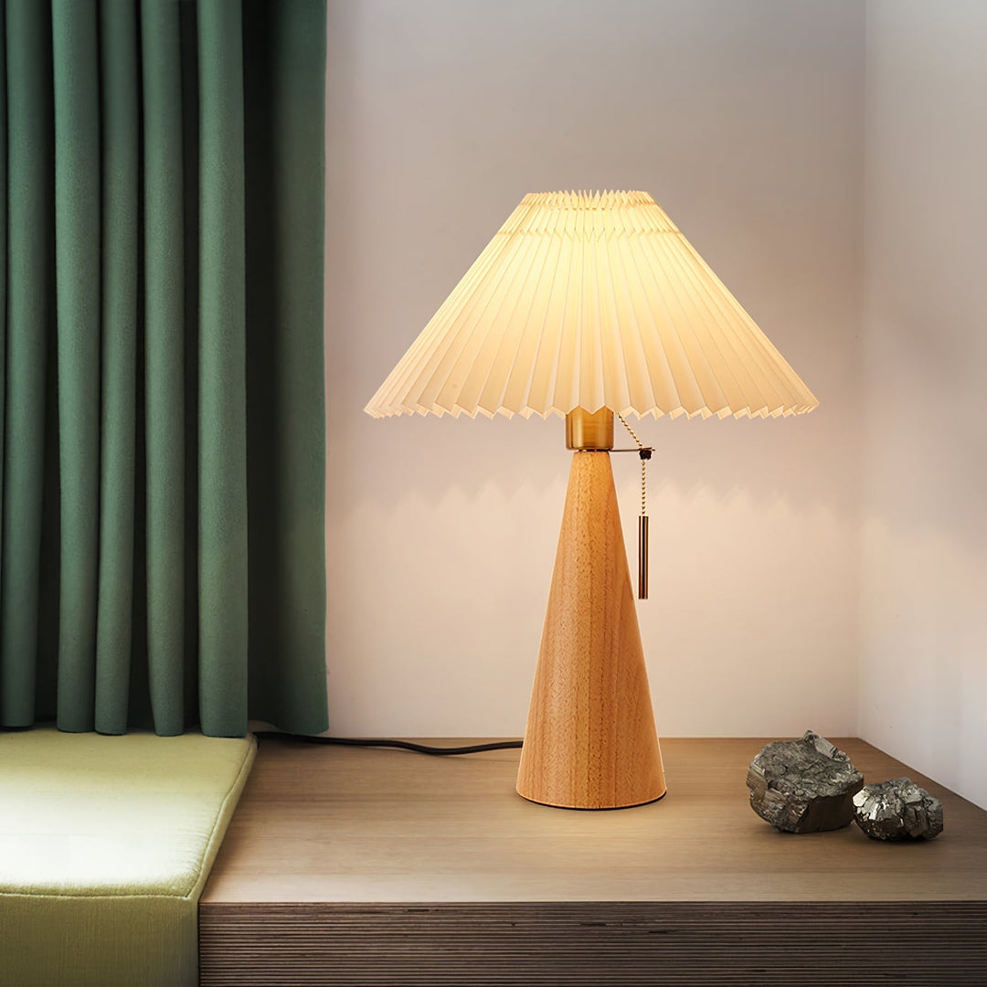 Træ- og Metalbordlampe med Plisseret Linnedskærm i Antikguld