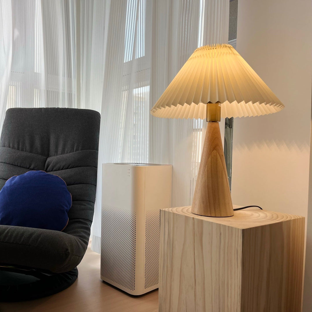 Træ- og Metalbordlampe med Plisseret Linnedskærm i Antikguld