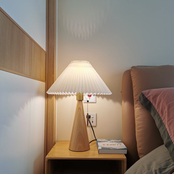 Træ- og Metalbordlampe med Plisseret Linnedskærm i Antikguld
