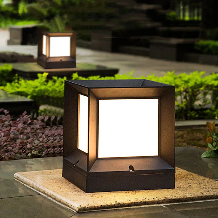 Elegant Udendørs Søjlebelysning i Aluminium og Glas