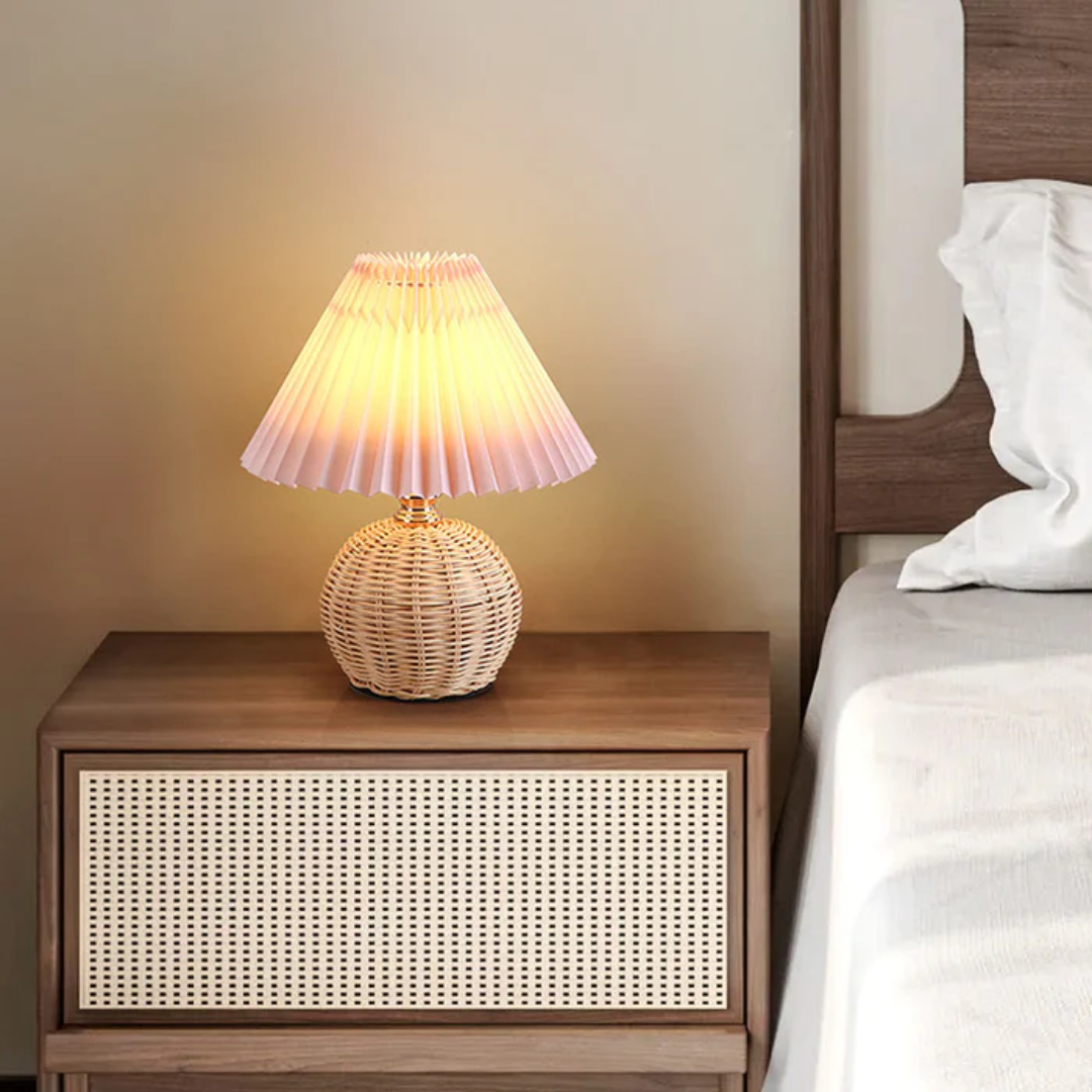 Moderne Bordlampe med Plisseret Hvid Stofskærm