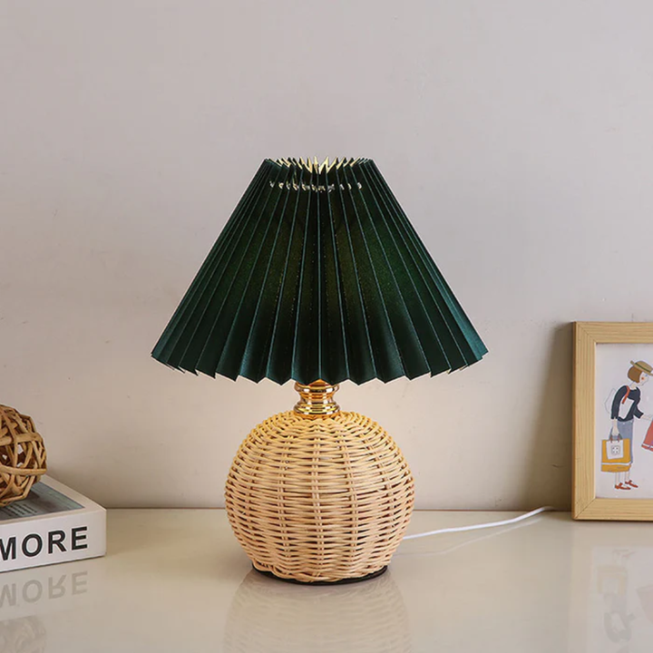 Moderne Bordlampe med Plisseret Hvid Stofskærm