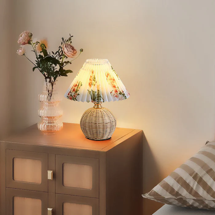 Moderne Bordlampe med Plisseret Hvid Stofskærm