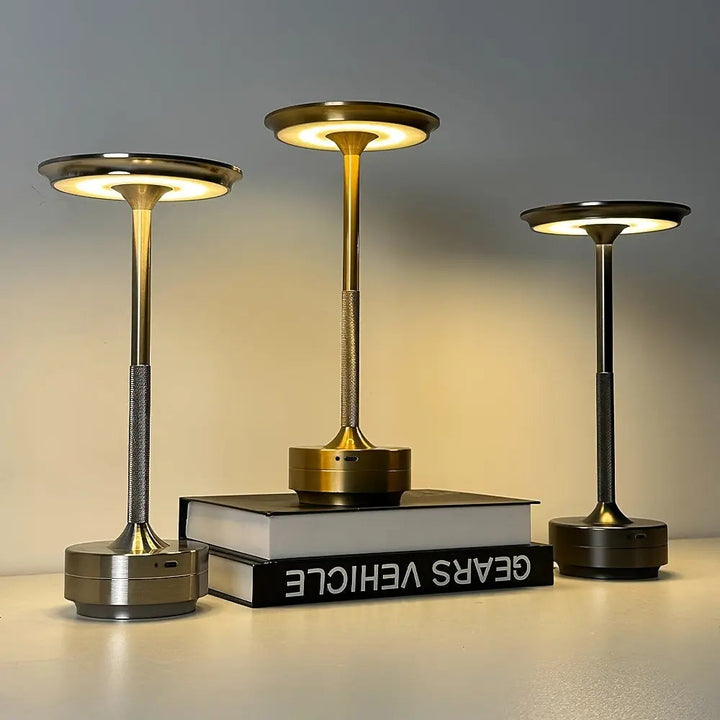 Japandi Bordlampe i Træ og Metal med Blid Belysning