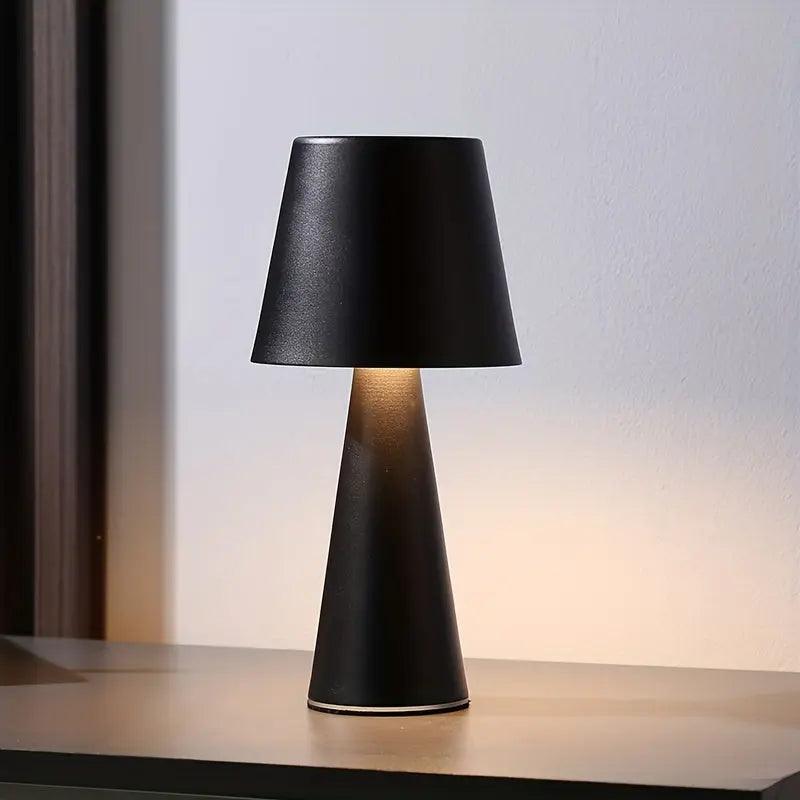 Moderne Bordlampe i Metal med Elegant Design