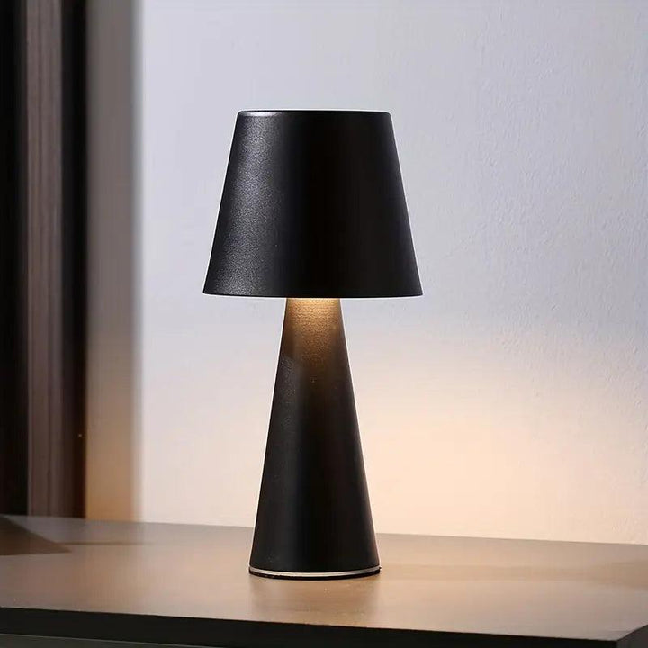 Moderne Bordlampe i Metal med Elegant Design