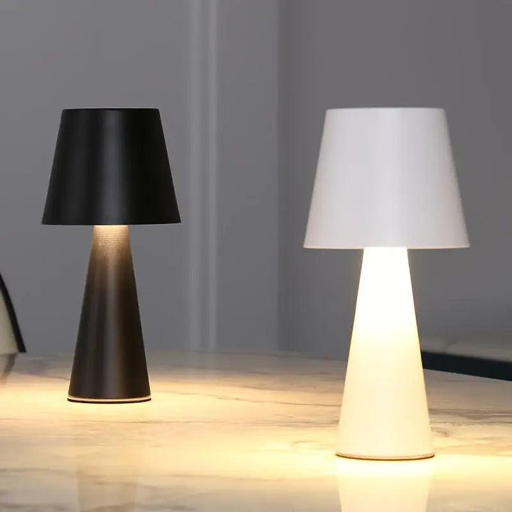 Moderne Bordlampe i Metal med Elegant Design