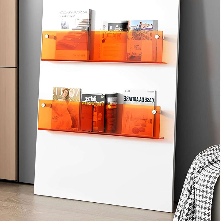 Væghængt Magasinholder i Klar Akryl med Orange Detaljer