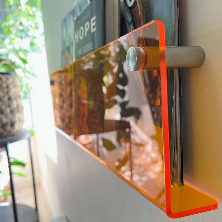 Væghængt Magasinholder i Klar Akryl med Orange Detaljer