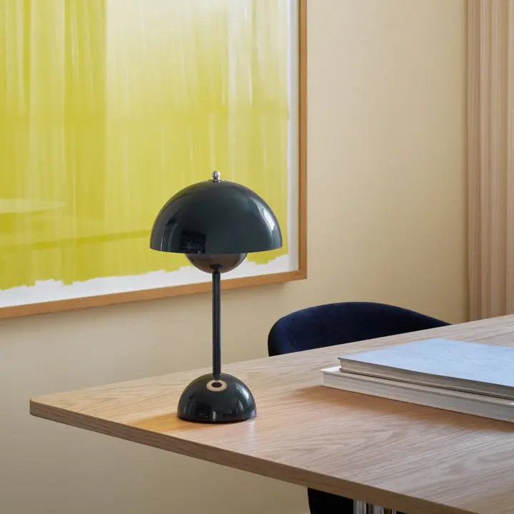 Moderne LED Bordlampe med Justerbar Lysstyrke - Slim Design