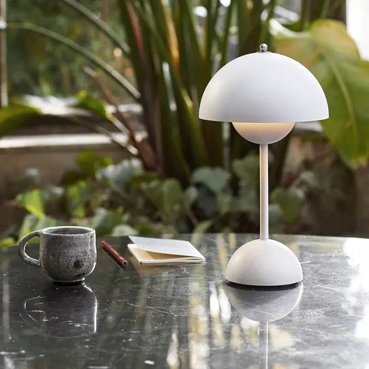 Moderne LED Bordlampe med Justerbar Lysstyrke - Slim Design