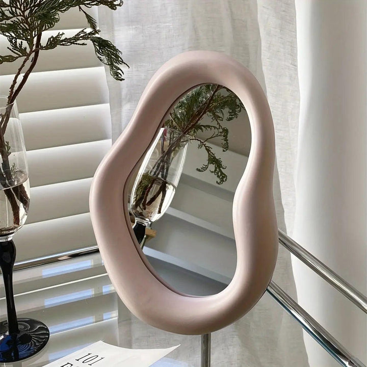 Snoet Dekorativt Spejl i Sølv med Kunstnerisk Design