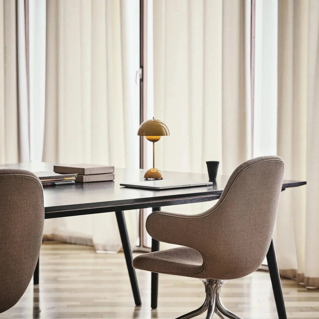 Minimalistisk Bordlampe i Metal med Varmt Lys