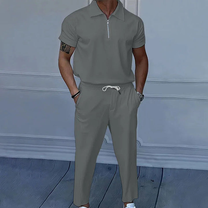 Todelt Sommeroutfit til Herre med Polo og Bukser