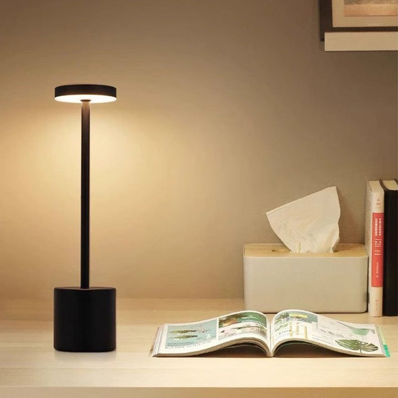 Genopladelig LED Bordlampe med Touch Dæmpning og Tre Farvetemperaturer