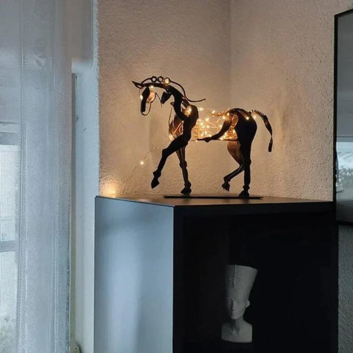 Håndmalet Rustik Metal Hestesculptur i Abstrakt Design