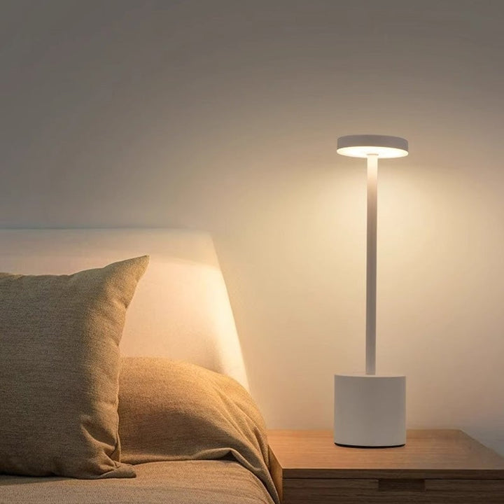 Genopladelig LED Bordlampe med Touch Dæmpning og Tre Farvetemperaturer