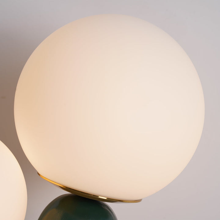 Moderne Bordlampe i Resin og Glas med Naturlige Detaljer