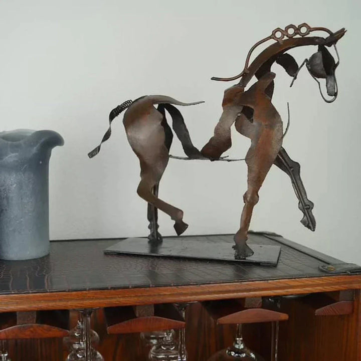 Håndmalet Rustik Metal Hestesculptur i Abstrakt Design