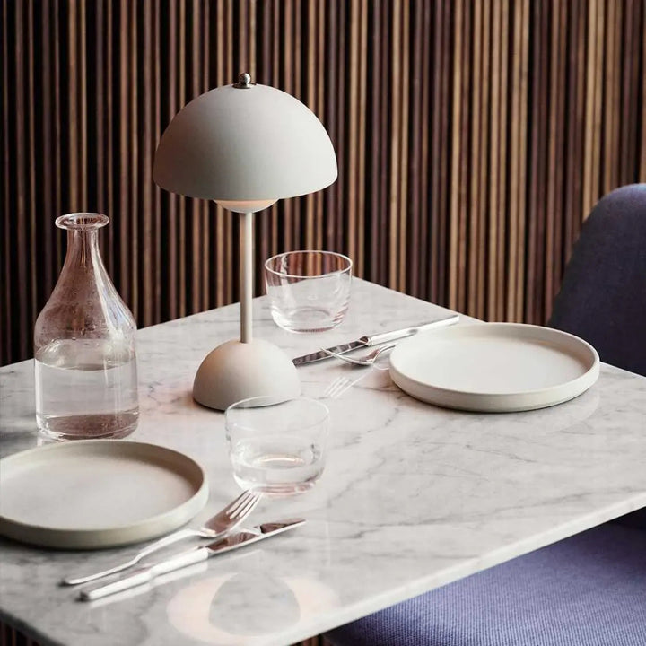 Moderne LED Bordlampe med Justerbar Lysstyrke - Slim Design