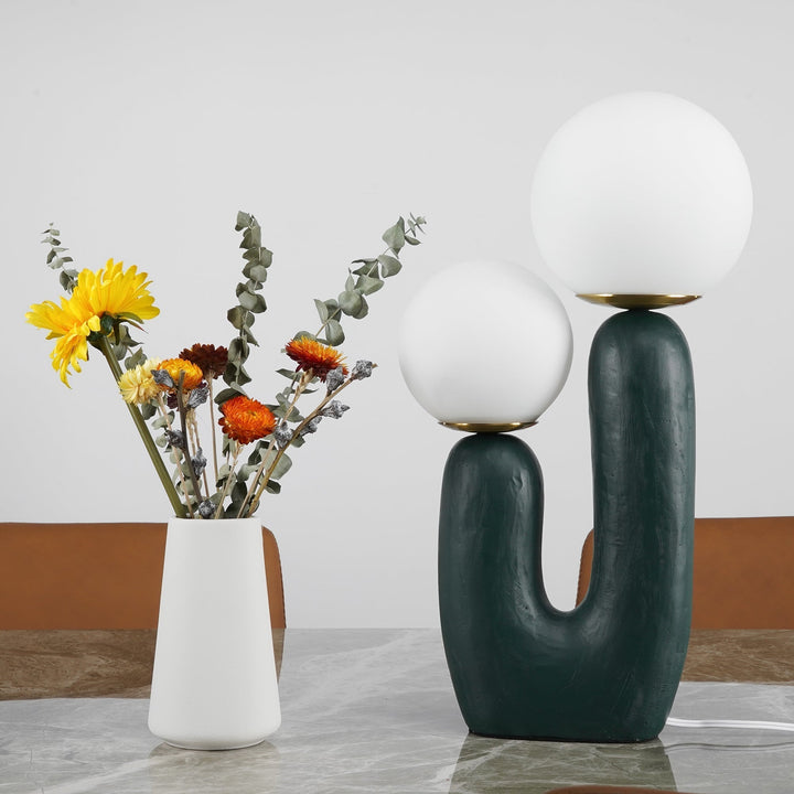 Moderne Bordlampe i Resin og Glas med Naturlige Detaljer
