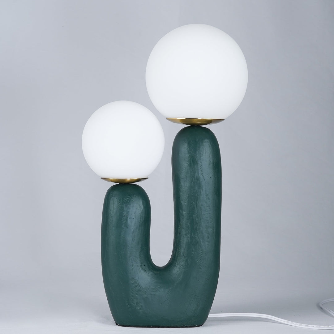 Moderne Bordlampe i Resin og Glas med Naturlige Detaljer