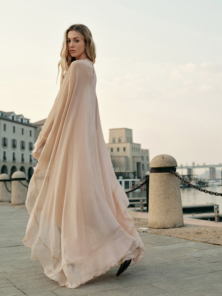 Seraphina | Kvinders Chiffon Lagdelt Maxi Kjole med Cape Ærmer