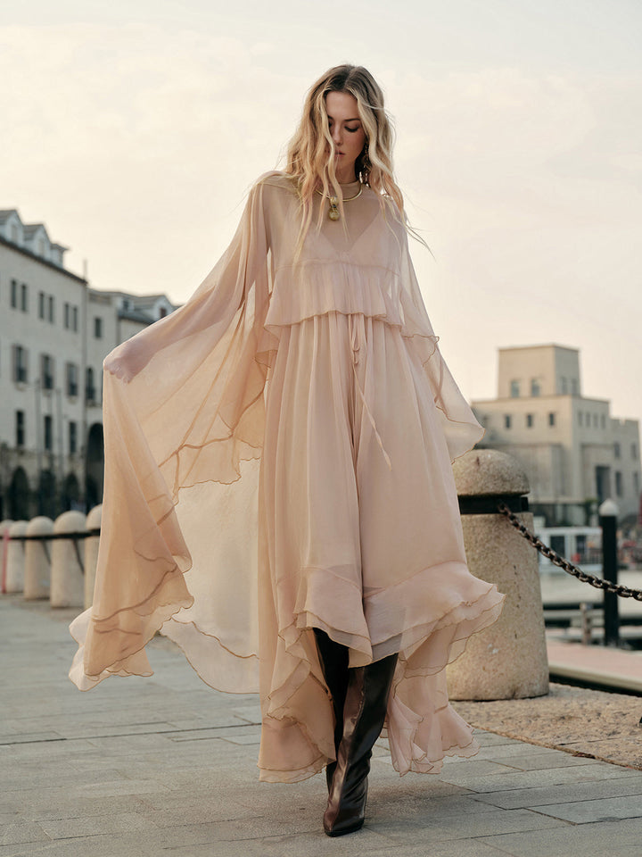 Seraphina | Kvinders Chiffon Lagdelt Maxi Kjole med Cape Ærmer