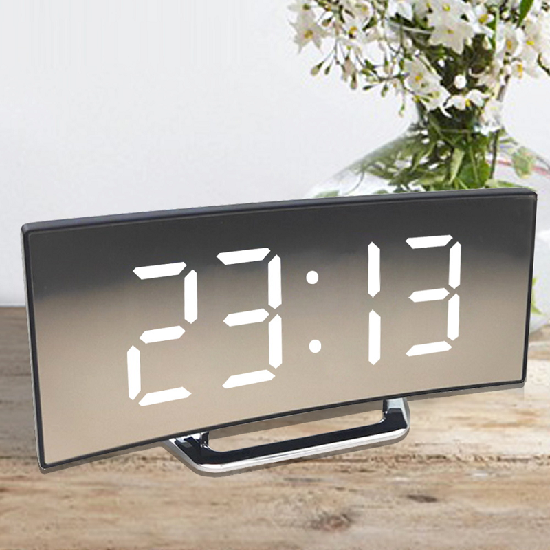 Buet LED Digitalur med Justerbar Lysstyrke og Stort Display