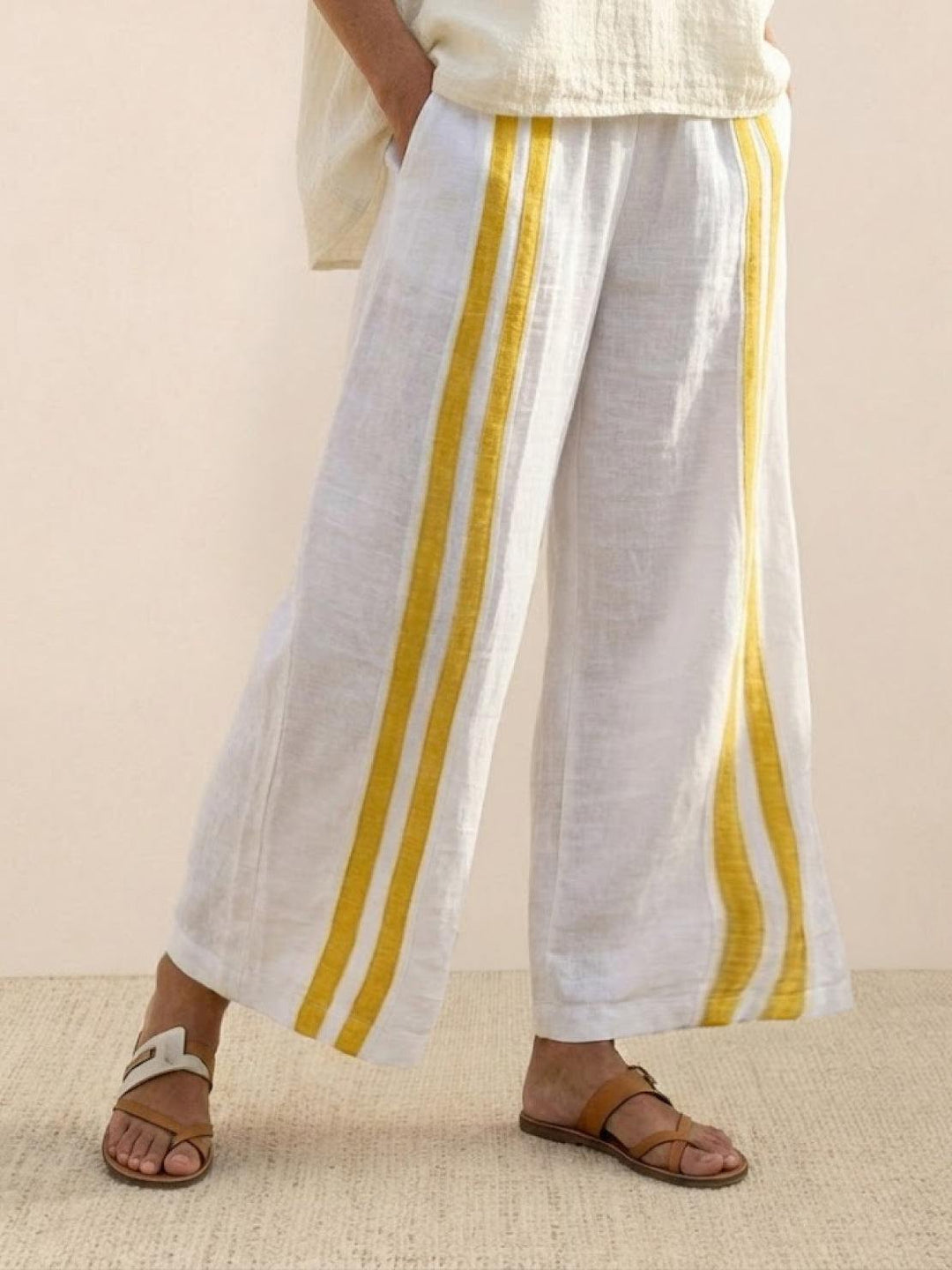 Paloma | Kvinders afslappede stribede bukser med bred ben og t-shirt to-delt sæt