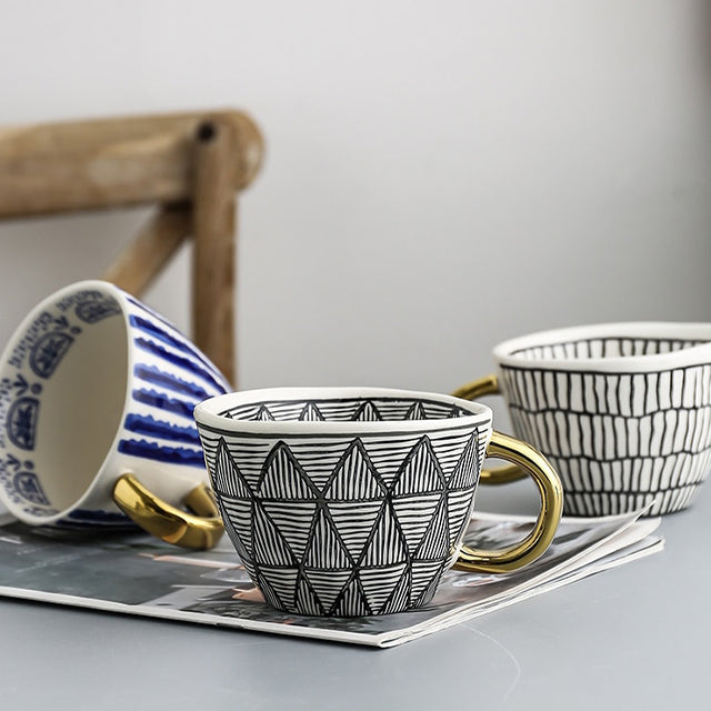 Geometrisk Kaffe Krus i Hvid Keramik med Guld Håndtag