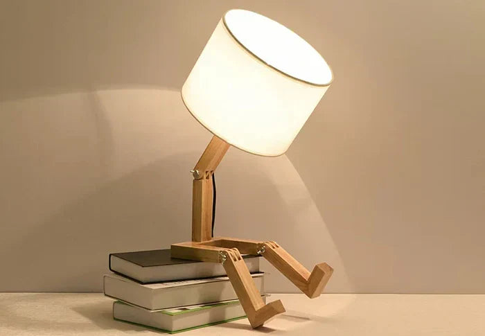 Træbordlampe med Indbygget Bogholder – Moderne Design