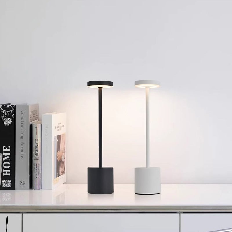 Genopladelig LED Bordlampe med Touch Dæmpning og Tre Farvetemperaturer