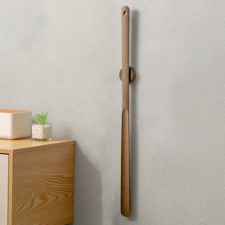 Elegant Træ Skohorn med Lang Håndtag og Magnetisk Opbevaring