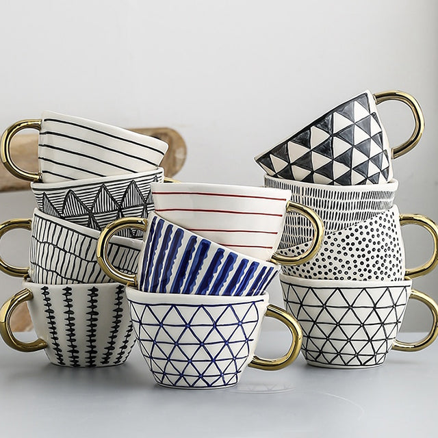 Geometrisk Kaffe Krus i Hvid Keramik med Guld Håndtag