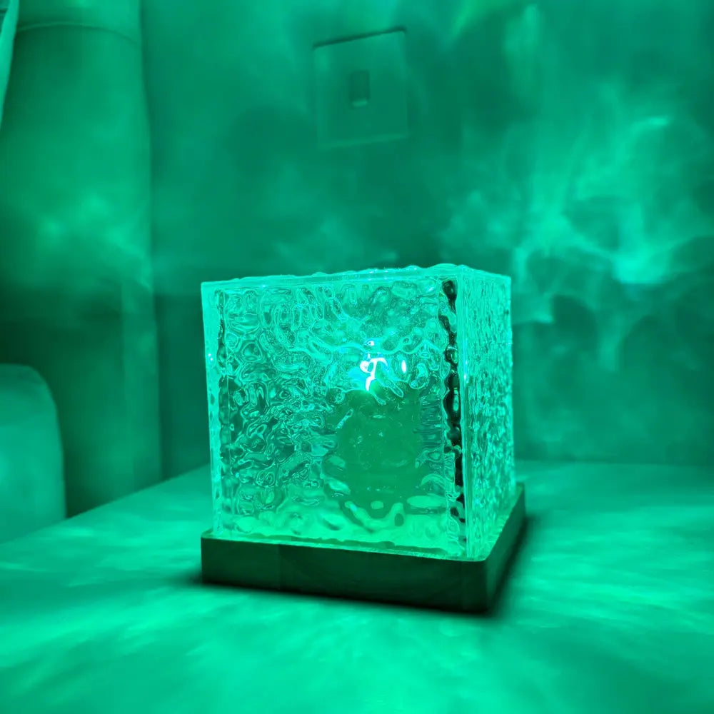 Aurora-inspireret Kube Bordlampe med Træbase og 16 RGB-farver