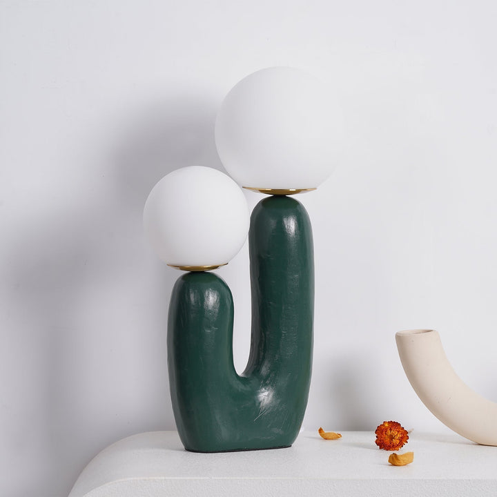 Moderne Bordlampe i Resin og Glas med Naturlige Detaljer