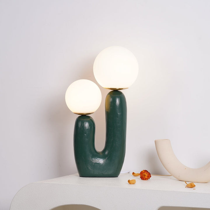 Moderne Bordlampe i Resin og Glas med Naturlige Detaljer
