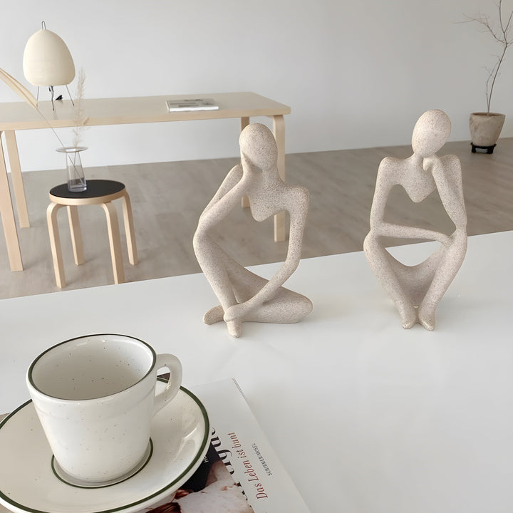 Sandfarvet Abstrakt Yoga Skulptur i Skandinavisk Design
