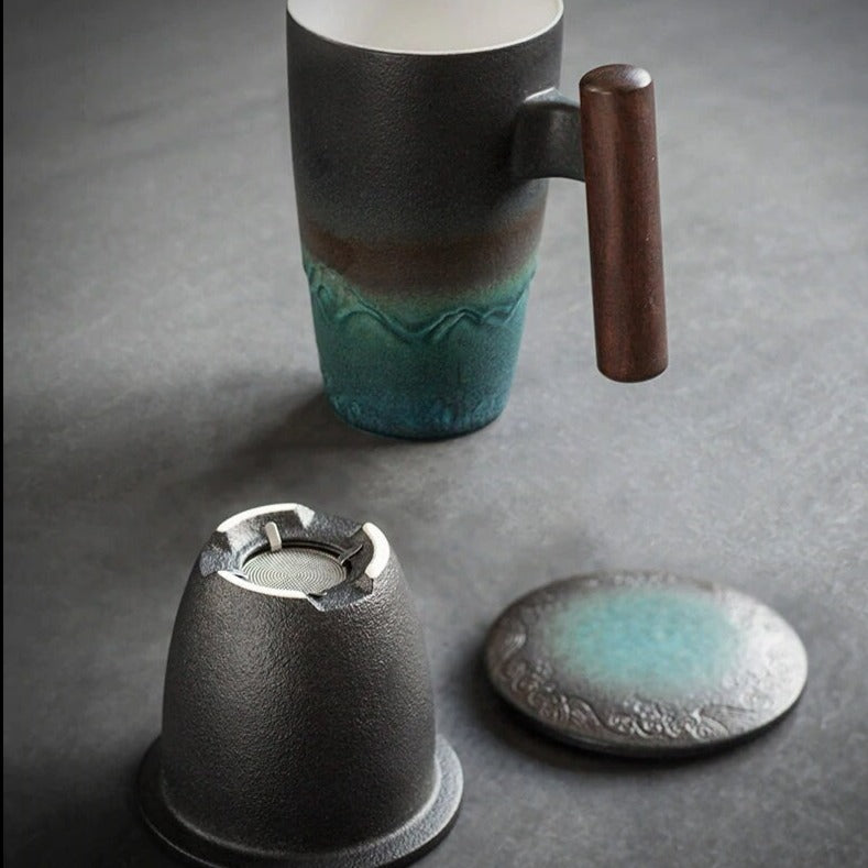 Stor Håndmalet Keramisk Tekop med Låg - Bjergdesign