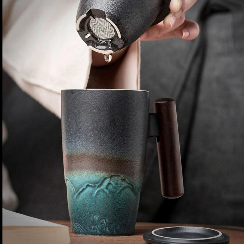 Stor Håndmalet Keramisk Tekop med Låg - Bjergdesign