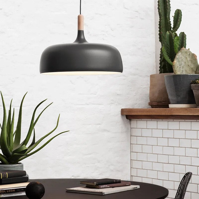 Moderne Miljøvenlig Pendellampe i Genanvendt Metal og Glas