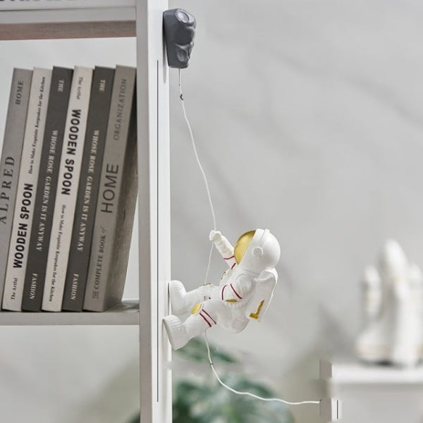 Astronaut Klatrer Vægkunst i Harpiks med Håndmalede Detaljer