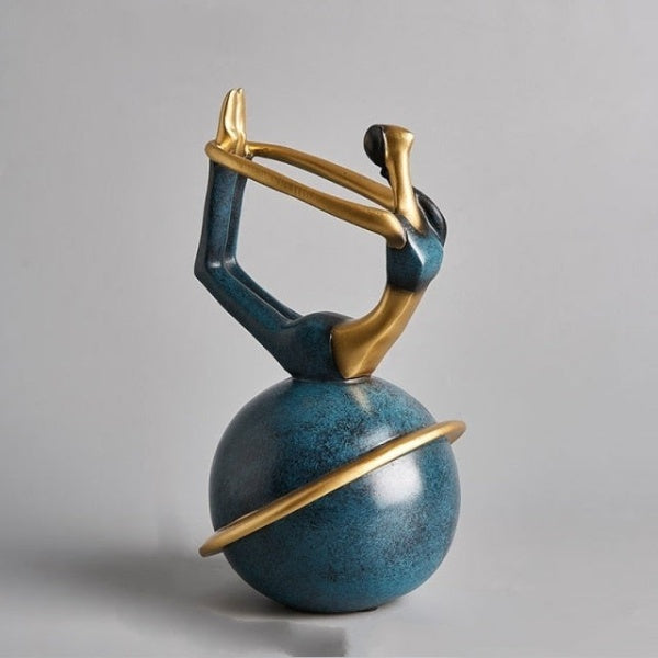 Moderne Harpiks Skulptur af Mediterende Kvinde