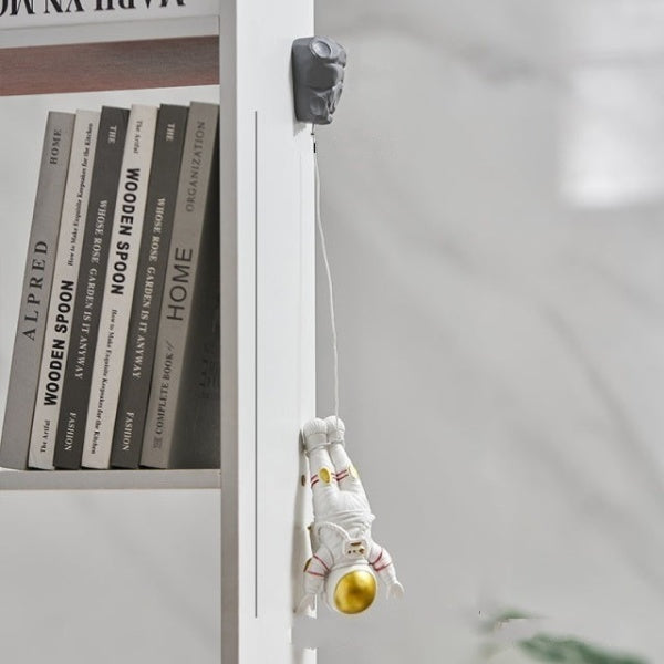 Astronaut Klatrer Vægkunst i Harpiks med Håndmalede Detaljer