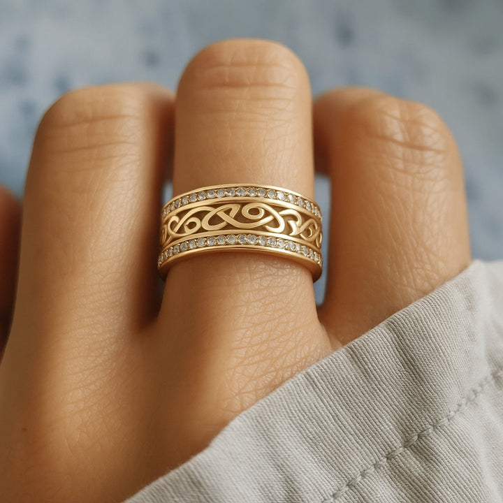 Elegant Filigran Ring i Guld med Zirkonia