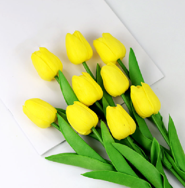 Livagtig Faux Tulipan Bouquet i Assorterede Farver
