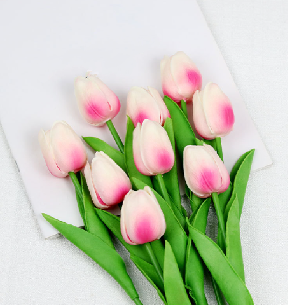 Livagtig Faux Tulipan Bouquet i Assorterede Farver